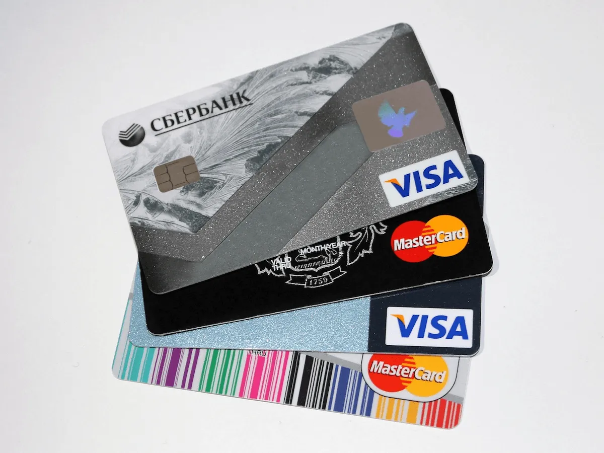Différentes cartes bancaires Visa et Mastercard.